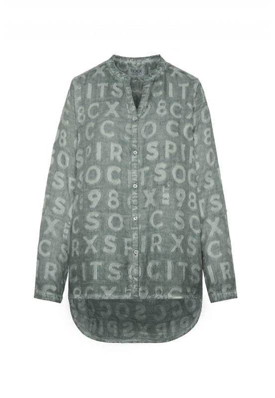 Deze blouse voor dames is een veelzijdige basic. Het heeft een losse pasvorm en is gemaakt van hoogwaardige materialen. De tuniekhals eindigt in een doorlopende knoopsluiting. De zoom is aan beide kanten gesplitst en heeft een langer, afgerond ruggedeelte. De lange mouwen zijn voorzien van interne knoopsluitingen zodat de mouw kan worden opgerold en vastgezet. De bijzondere kleurstelling van de binnenkant en het ingeweven logopatroon geven de blouse een heel bijzondere uitstraling.