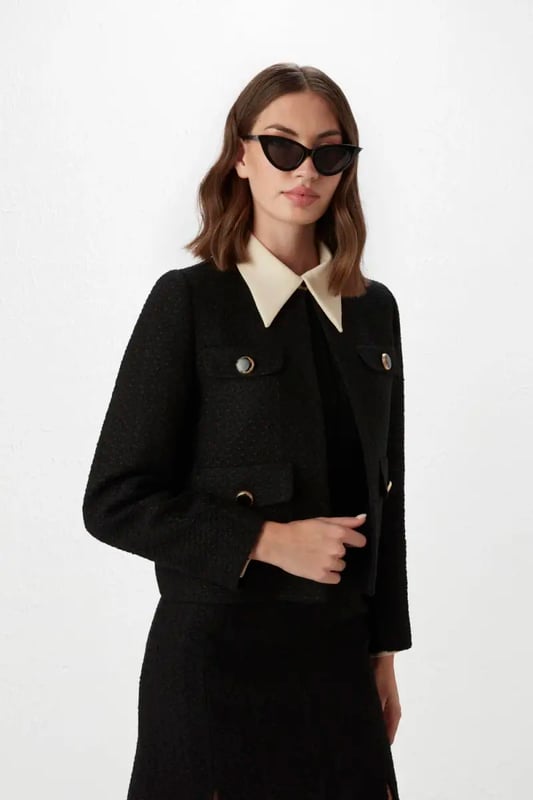Our sizes run large, we recommend you to prefer one size smaller. Designed for those who want to easily capture a sophisticated elegance, this black Tuvit jacket is an excellent combination of classic and modern lines. This piece, where you can talk about your elegance both in business and special invitations, will be indispensable for the wardrobes. It offers practicality with functional pocket details and single -button front closing. It adds a modern atmosphere with a minimalist collar and flat cut. The deep black color adapts to all kinds of combinations. This black Tuvit jacket forms an excellent business combination with a white shirt and a black pencil skirt. When you are completed with heels and an elegant handbag, you can take your elegance to the next level.