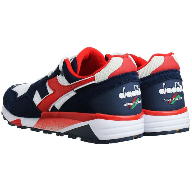 Experimente una explosión de estilo de inspiración retro y comodidad contemporánea con los entrenadores multicolores masculinos de Diadora N9002. Estos llamativos entrenadores rinden homenaje a la herencia de Diadora al tiempo que incorporan la tecnología moderna, lo que los convierte en una opción destacada para las personas de moda.

Características clave:

Diseño retro: los entrenadores N9002 se inspiran en los icónicos diseños de los años 90 de Diadora, con paneles vibrantes y multicolores que exudan la nostalgia y una audaz declaración de moda.

Materiales premium: hechas con materiales de alta calidad, que incluyen una combinación de cuero, gamuza y malla, estos entrenadores aseguran tanto la durabilidad como la transpirabilidad para el desgaste duradero.

Solilla intermedia acolchada: los entrenadores están equipados con una entresuela acolchada que ofrece una comodidad superior y absorción de impacto. Esta característica permite un viaje receptivo y suave durante las actividades diarias.

Ajuste seguro: los entrenadores incorporan un sistema de cierre de cordones, proporcionando un ajuste seguro y personalizable para adaptarse a la forma y las preferencias de su pie.

Collar y lengua acolchados: el collar acolchado y la lengua mejoran la comodidad general de los entrenadores, reduciendo la fricción y proporcionando apoyo adicional alrededor del área del tobillo.

Suella exterior de la pareja: los entrenadores cuentan con una suela exterior de goma que ofrece una tracción confiable en diversas superficies, asegurando la estabilidad y evitando los resbalones durante el movimiento.

Estética multicolor: los paneles y detalles multicolores sobre estos entrenadores crean un aspecto dinámico y llamativo. Este esquema de color único agrega personalidad a su atuendo y permite opciones de estilo versátiles.

Los entrenadores multicolores masculinos de Diadora N9002 combinan nostalgia y modernidad, ofreciendo un par de calzado que se pone a la cabeza que está de moda y cómodo. Si eres fanático de la moda retro o simplemente aprecia el elemento de diseño audaz