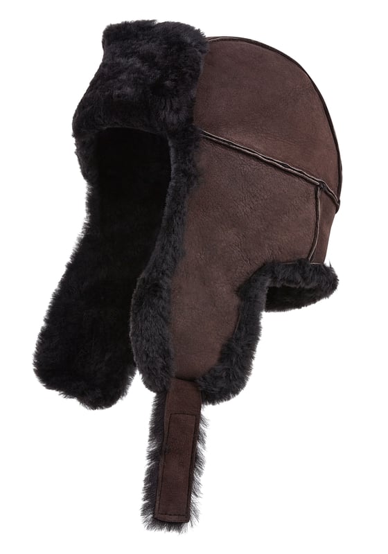 Manténgase cómodo y con estilo con este gorro de aviador de piel de oveja B-55 de la RAF para hombre. Fabricado con piel de oveja auténtica con un suave forro de piel de oveja, ofrece una excelente calidez y comodidad en climas fríos. Diseñado con orejeras y una correa de barbilla segura, este gorro es perfecto para aventuras al aire libre o para uso diario en invierno. Su clásico acabado de cuero negro le aporta un aspecto atemporal y resistente. Características principales: Piel de oveja auténtica con forro de piel de oveja suave Estilo clásico de aviador con acabado negro Orejeras para mayor calidez y protección Correa de barbilla ajustable para un ajuste seguro Ideal para actividades al aire libre en climas fríos y uso diario