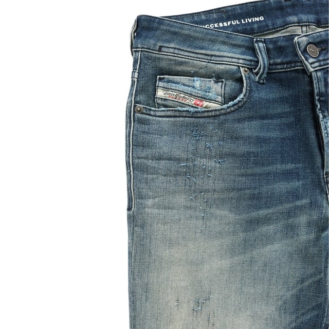 Pantalones vaqueros azules Diesel, bragueta con cremallera, 96 % algodon, 3 % elastomultiester, 1 % elastano-spandex, corte cenido, marca Diesel