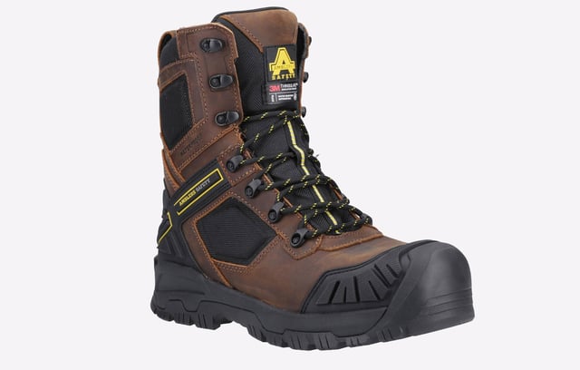 Amblers Safety präsentiert diesen robusten, metallfreien 8-Zoll-Sicherheitsschuh mit YKK-Seitenreißverschluss, ausgestattet mit einem wasserabweisenden Obermaterial aus vollnarbigem Leder.
- Internes wasserdichtes Membran
- Mit Thinsulate gefüttert für thermische Isolierung
- Robuster, geformter Gummischutz für die Zehen für zusätzliche Haltbarkeit, getestet nach dem neuen Stoßkappen-Standard (SC)
- Robuste, geformte Gummiferse für verbesserten Fersenhalt und zusätzlichen Schutz
- Tief gepolsterter Mesh-Kragen für zusätzlichen Komfort
- Bequeme, gepolsterte und herausnehmbare PU-Einlegesohle mit Fußgewölbeunterstützung
- Phylon-Zwischensohle verbessert den Komfort und die Stoßabsorption
- Tiefprofilierte Gummi-Außensohle
- Leistungsstarker Leitersicherung auf der Außensohle, getestet nach dem neuen Leitersicherheitsstandard (LG)