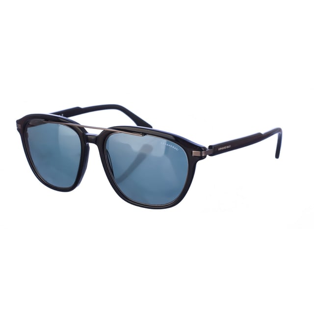 Gafas de sol Armand Basi con montura de acetato.
 Color Negro-plateado
 Forma rectangular.
 Lentes de color Verde
Detalle metalico en la parte superior de la montura.
 Patillas de acetato a tono, con el nombre de la marca grabado.
 100% Protección UV. 
 Cristales antirreflejo.
 Incluye una funda de tela de protección.
Los colores reales del producto pueden variar ligeramente con respecto a los colores que muestra su monitor.
 
 Medidas  Ancho lente: 55 mm. Puente: 17 mm. Patillas: 145 mm.
 
 Limpiar las gafas con agua y jabón (neutro).
 - No utilice paños sucios o abrasivos, que puedan alterar las características de los filtros.
 - Utilice solo accesorios y repuestos originales.