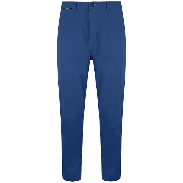 Scotch & Soda Stuart Regular Slim Fit Chinos azules de los hombres: una adición atemporal y versátil a su guardarropa que combina sin esfuerzo estilo, comodidad y calidad. Hecho hechos por la famosa marca de moda holandesa Scotch & Soda, estos chinos están diseñados para elevar sus looks informales e inteligentes casuales. Aquí están las características clave que las hacen imprescindibles:

Fit delgado: los chinos Stuart cuentan con un ajuste delgado normal, lo que tiene el equilibrio perfecto entre un aspecto a medida y un desgaste cómodo. Proporcionan una silueta moderna sin ser demasiado restrictivas.

Material premium: Scotch & Soda es conocido por su compromiso con la calidad, y estos chinos no son la excepción. Están hechos de una mezcla premium de algodón y elastano, asegurando una sensación suave, transpirable y ligeramente elástica. Esta combinación garantiza la comodidad y la durabilidad.

Color azul clásico: el tono azul atemporal de estos chinos agrega un toque de sofisticación a cualquier atuendo. Es versátil, lo que facilita combinar con varias camisas, suéteres o chaquetas para diferentes ocasiones.

Estilización versátil: ya sea que se esté vistiendo para un evento casual de negocios o que busque un aspecto más relajado, estos chinos son increíblemente versátiles. Combínalos con una camisa blanca crujiente y una chaqueta para un conjunto de oficina afilado, o busque una apariencia relajada con una camiseta y zapatillas simples.

Atención al detalle: Scotch & Soda prestan una atención meticulosa al detalle, evidente en los elementos de diseño reflexivos, como el cierre de botones de marca, los bucles de cinturón y los bolsillos prácticos, incluidos los bolsillos inclinados laterales y los bolsillos de la lana trasera.

Fácil de cuidado: estos chinos son fáciles de cuidar, lo que le permite disfrutar de su calidad premium sin la molestia de la limpieza de alto mantenimiento. Simplemente lávelos de acuerdo con las instrucciones de atención, y mantendrán su forma y color.
