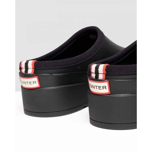De Hunter Original Play Mules zijn perfect voor in de tuin of gewoon als een paar loafers om je dagelijkse klusjes in stijl te doen. deze zwarte waterdichte klompen zijn een strak alternatief voor je dagelijkse instapper. Neopreen voering zorgt ervoor dat je voeten knus en warm aanvoelen en de sleehak en branding voegen een chique uitstraling toe.