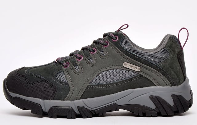 El zapato para caminar Auckland II WP de Hi-Tec es perfecto para todas tus actividades al aire libre. Proporcionando una parte superior mixta con gamuza. un resistente guardabarros de PU y malla transpirable para mayor comodidad. El Dri-Tec impermeable. La membrana transpirable mantiene tus pies secos y la suela de goma resistente te lleva por todos los terrenos con paso firme.