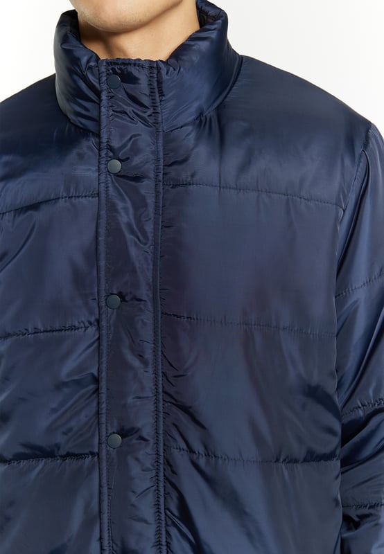Licht, gewatteerd en met een zachte glans presenteert Mo dit gewatteerde blousonjack voor het komende herfst-winterseizoen. De hoge opstaande kraag biedt bescherming, evenals de verborgen ritssluiting met drukknoopsluiting. De elastische manchetten zorgen voor een ideale pasvorm en zorgen voor de finishing touch.  Jas