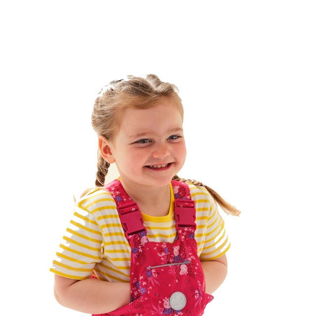 Regatta Kinder/Kids Muddy Puddle Peppa Pig Gebloemde tuinbroek (Roze Fusie) 100% Polyester. Stof: Isoliet. Ontwerp: Bloemen, Logo. Personages: Peppa Pig. Zakken: 1 Voorzak. Waistline: Elastiek. Manchet: Elastiek. Zoom: Elastisch. Mouwtype: Mouwloos. Halslijn: Vierkante Hals. Overal Print, Reflecterende Trim. Stoftechnologie: Ademend, Duurzaam, Lichtgewicht, Waterdicht. Sluiting: Gesp riem, Pull-On. 100% Officieel Gelicentieerd.