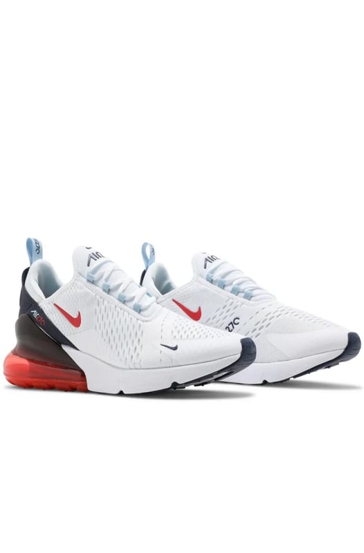 Die Nike Air Max 270 Turnschuhe haben ein federleichtes, gestricktes Obermaterial, das deine Füße kühl und bequem hält, während die Max Air-Einheit in der Ferse für dauerhafte Dämpfung sorgt, die durch ein übergroßes Air-Fenster für einen zusätzlichen Hauch von Stil angezeigt wird. Die flexible Innensohle und die bootie-ähnliche Konstruktion des Schuhs sorgen für eine individuelle Passform, und die weiche Schaumstoff-Zwischensohle garantiert ein unglaublich weiches Laufgefühl. - -. Mit einer praktischen Zuglasche an der Ferse und einer robusten Gummilaufsohle sind diese Schuhe ebenso praktisch wie stylisch. Diese Version ist eine Hommage an die reiche Air Max-Tradition von Nike, die auf die revolutionäre Air-Technologie von 1978 und den ikonischen sichtbaren Air Max 1 von 1987 zurückgeht.
