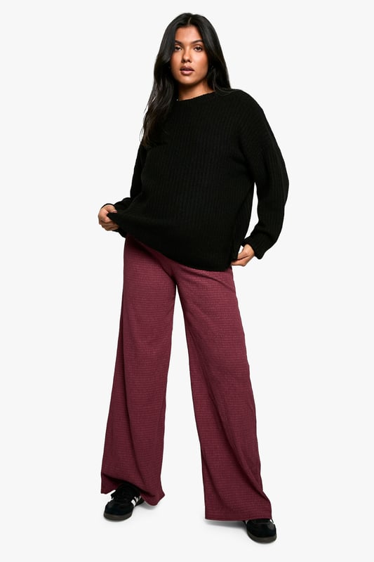 Calling all baby mamas. Style up your bump with a pair of maternity trousers, complete with an elasticated waist to fit your changing body throughout pregnancy. From maternity joggers to black maternity trousers, we've got all you mums to be covered. Whether you're heading on a mate date or running errands, this pair would look fierce with chunky trainers and a slogan t-shirt. Wanna keep cosy? Team with an oversized hoodie and you're good to go. Whatever your vibe, this is a style you need in your pre-pregnancy wardrobe. Style: Wide Leg TrousersFabric: PlisseLength: Regular
