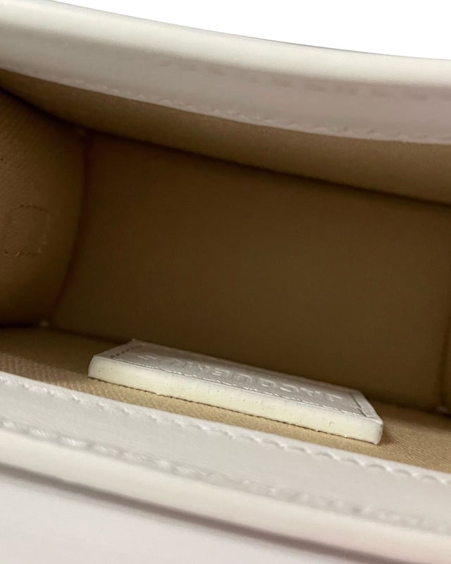 Embrace the minimalist trend with the Jacquemus Le Chiquito Mini Top Handle Bag in White Leather. Crafted from luxurious white leather, this mini bag exudes understated elegance and sophistication. The top handle adds a chic and refined touch to your ensemble, while the removable shoulder strap allows for versatile wear.
*with dust bag
Jacquemus Le Chiquito Mini Top Handle Bag in White Leather
Color: White
Material: Leather
Condition: New with tag
Sign of wear: No
SKU: 358326 / NAPBKGBBA345477W  
Dimensions:  Length: 150 mm, Width: 80 mm, Height: 130 mm
Size: One Size