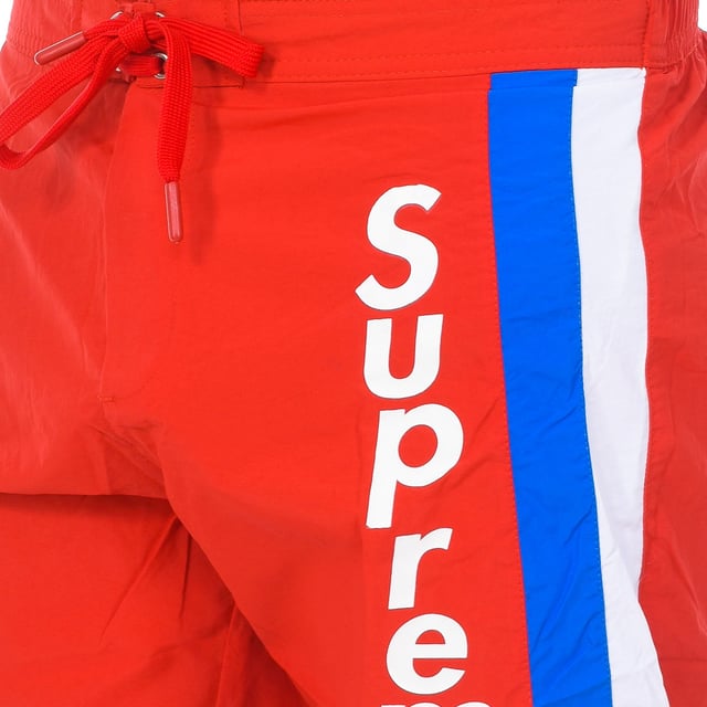 Boxer swimsuit Supreme Grip.
 Red color
 Medium style length.
 Elastic rubber waistband with crossed laces.
 Brand logo on one side.
 Seams seen in tone.
 Side pockets.
 Fabric like and soft.

 Composition: 100% Polyamide

 Wash at a maximum temperature of 30º
 -Does not support dryer
 -It does not support dry cleaning
 -Allows the use of iron
 -Hand wash
 Composition: 100% Polyamide
 Care:
Wash at a maximum temperature of 30º
 -Does not allow dryer
 -It does not support dry cleaning
 -Allows the use of iron
 -Hand wash