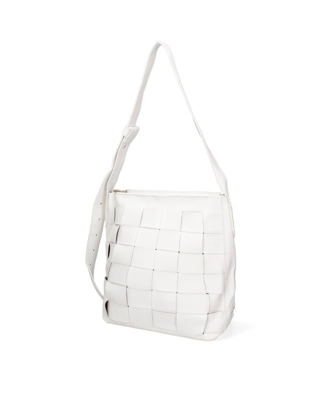 Bolso bandolera para mujer. El cierre es con cremallera. Los bolsillos internos son uno con cremallera. Los bolsillos externos están ausentes. Falta la correa para el hombro. El mango es regulable en resina. Hay un compartimento interno. El material exterior es PVC. Internamente está forrado en poliéster. Medidas: 24x28x14 cm. Hecho en Italia