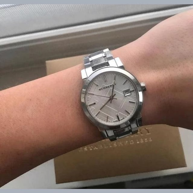Specification Details Brand Burberry Model BU9100 Barcode Number 822138004695 Gender Women's Case Diameter 34 mm Case Material Stainless Steel Case Colour Not specified Dial Colour Not specified Band Material Stainless Steel Band Colour Not specified Movement Quartz Chronograph No Water Resistance 5 ATM