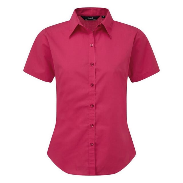Zachte kraag styling. Afgeronde onderzijde. Uitgeruste styling met bustdarts en rugpijltjes. Easycare stof, korte mouwen. Geparelmoerde knoppen op lichtblauw en wit. Zelfkleurige knoppen op overige. Stof 65% Polyester, 35% Katoen. Gewicht 105 gsm.