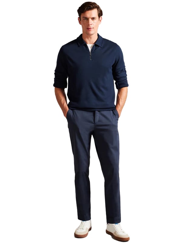 Het Karpol lange mouwen poloshirt voor heren van Ted Baker in marineblauw biedt een verfijnde twist aan een klassiek kledingstuk. Gemaakt van een zachte modalblend stof, biedt deze polo uitzonderlijk comfort en een luxueus gevoel op de huid. Het heeft een klassieke kraag en een ritssluiting, wat een moderne draai geeft aan het tijdloze ontwerp. De lange mouwen maken het een veelzijdig stuk, geschikt voor zowel casual als smart-casual looks, en zorgt voor stijl en comfort bij elke gelegenheid.