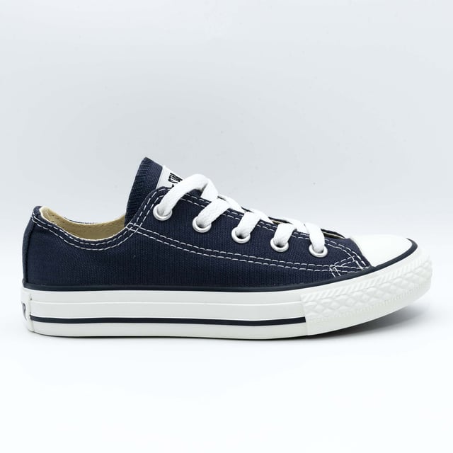 Specificaties: Iconische sneakers, overal bekend om hun onmiskenbare silhouet, gemaakt met klassieke kleuren en een hoogwaardige gevulkaniseerde rubberen zool Vetersluiting: Platte veter Zooltype: Gevulkaniseerde zool