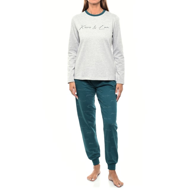 Pijama mujer de invierno afelpado de Kisses&Love. ¡Pijamas invierno de primera calidad!

El pijama para mujer afelpado combina una camiseta de manga larga con cuello redondo y un pantalón largo. 

Confeccionado en materiales suaves, abrigados y transpirables, asegura comodidad durante toda la noche. 

Ideal para el invierno, este conjunto ofrece un equilibrio perfecto entre estilo y confort para un descanso reparador.

Diseños exclusivos y variedad de estampados: Los pijamas mujer invierno están disponibles en una amplia gama de diseños exclusivos y estampados, permitiéndote elegir entre diferentes estilos que reflejan tu personalidad y gusto. Desde estampados hasta tipografías, colores vibrantes y otros más suaves, cada pijama ofrece un toque único y especial.

Fácil cuidado y durabilidad: Fabricado en algodón afelpado resistente, y algunos modelos con un leve porcentaje de poliéster, el pijama de mujer es fácil de lavar a máquina y mantiene su suavidad, color y forma lavado tras lavado. Este fácil mantenimiento garantiza que el pijama siga siendo una prenda favorita en tu guardarropa, ofreciendo durabilidad y practicidad a lo largo del tiempo, especialmente durante las estaciones más frías.

Pijama de invierno mujer, el regalo perfecto para el día de la madre, aniversario, navidad, año nuevo, cumpleaños, ¡y muchas cosas más!

¡Elige estilo, calidad y confort con Kisses&Love!
 Composición: 100% Algodón
 Cuidados:
- Lavar a temperatura máx. 30º.
- No usar lejía.
- No usar secadora.
- Planchar a baja temperatura máx. 110º.
- No lavar en seco.