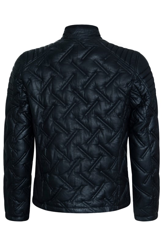 Presentamos nuestra muy esperada gama Infinity Signature, la culminación de dos años de artesanía e innovación dedicadas. Nuestra última incorporación, la notable chaqueta acolchada de cuero, personifica el lujo y la funcionalidad. Confeccionada con la mejor piel de napa de oveja, sus costuras acolchadas diagonales alternas la distinguen, asegurando tanto estilo como calidez. La cremallera UMZ que se extiende hasta un cuello alto con cierre de botón agrega un toque elegante, junto con bolsillos calientamanos con cremallera. El interior completamente forrado de nailon cuenta con dos bolsillos verticales con cremallera y un bolsillo para el teléfono, lo que brinda comodidad mientras viaja. Prepárese para experimentar la sofisticación y la durabilidad como nunca antes con nuestra gama Infinity Signature. Características principales del diseño: Cuero napa de oveja de la más alta calidad: elaborado con el mejor cuero napa de oveja para una calidad superior. Acolchado aislante innovador: las costuras de acolchado diagonales alternas garantizan estilo y calidez. Accesorios y elementos de diseño de primera calidad: la cremallera UMZ, el cuello alto con cierre de tachuelas y los bolsillos calientamanos con cremallera añaden sofisticación. Equipado con dos bolsillos calientamanos con cremallera: opciones de almacenamiento convenientes para calidez y estilo. Interior completamente forrado de nailon con múltiples bolsillos: brinda comodidad en movimiento con dos bolsillos verticales con cremallera y un bolsillo para teléfono