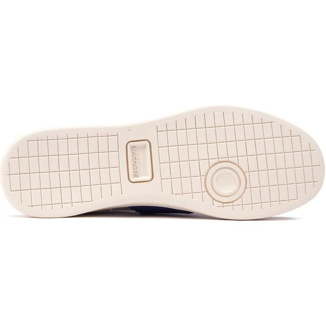 Sigilo y estilo se unen en las zapatillas de deporte Carnaby Pro de Lacoste. La parte superior de cuero de primera calidad y el ojal superior grabado brindan una apariencia elegante y minimalista, mientras que las plantillas Ortholite amortiguan cada paso. Con su icónica marca de cocodrilo y suelas de goma duraderas, las legendarias Carnaby rezuman un estilo de vida elegante e informal y te permiten moverte con rapidez y confianza dentro y fuera de la cancha.