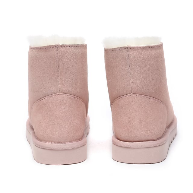 De Owl Ankle Slipper is er om je voeten gezellig en warm te houden en biedt volledige bedekking van enkel tot teen. Deze pantoffel omarmt het luxueuze comfort van Australische schapenvacht en omhult je voeten met pure weelde. Dit paar heeft een opvouwbare pluizige kraag waardoor je ze thuis als pantoffels kunt dragen of de kragen eenvoudigweg kunt opvouwen tot een paar stijlvolle enkellaarsjes. Beschrijving: Suède bovenwerk Voering van schapenvachtwol Binnenzool van schapenvachtwol EVA-zool Technologieën: Antislip EVA-buitenzool
