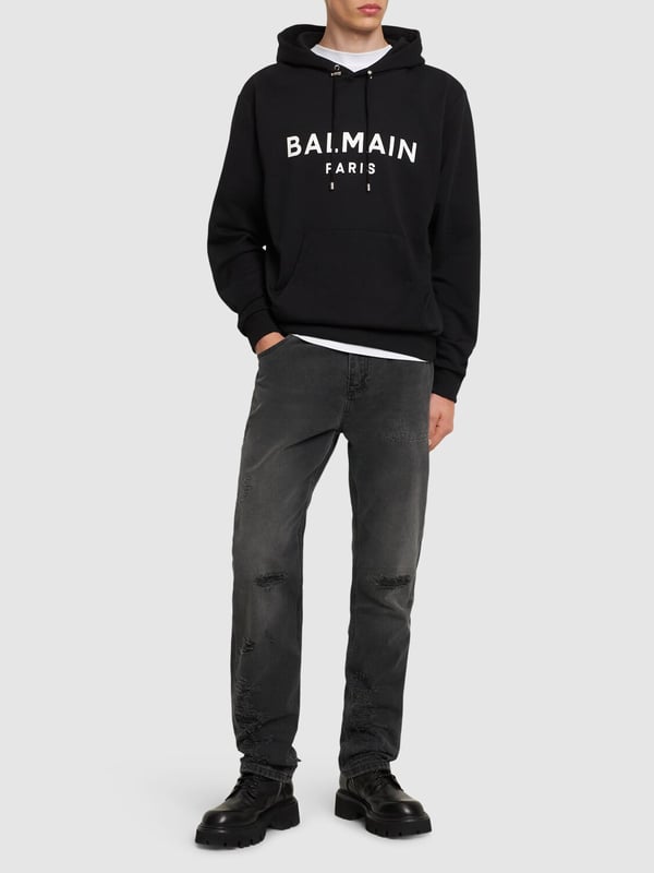 Update your casual staples with the Printed Logo Hoodie from the incomparable Balmain. Expertly crafted in sumptuous fleece and featuring ribbed trims for your comfort, this hooded sweatshirt for men is perfect for lazy days at home, days in the city or for unpredictable weather.