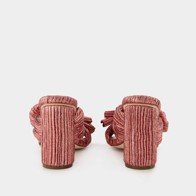 ¿Mules de terciopelo, rematados con un lazo XL en la parte delantera? ¡Verdaderos zapatos de princesa! Póntelos con unos vaqueros acampanados o un vestido largo.
