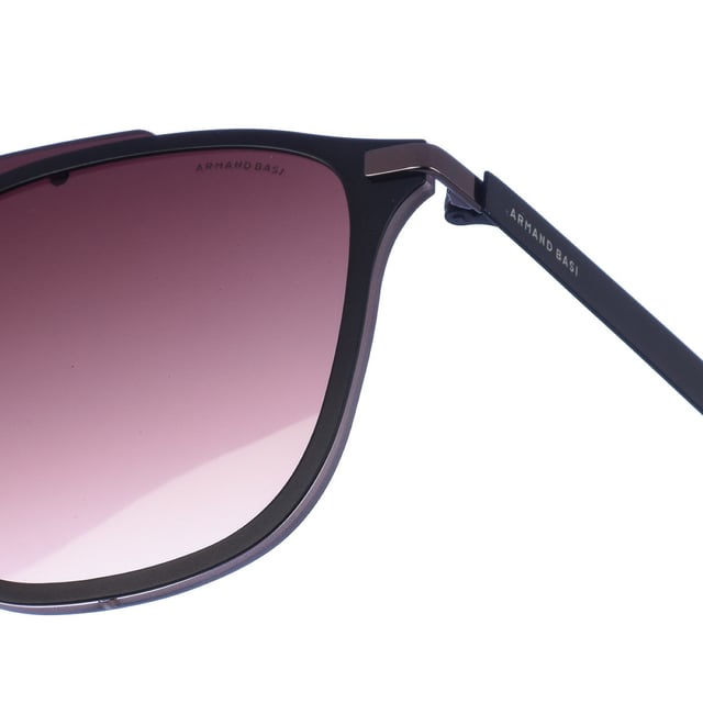 Gafas de sol Armand Basi con montura de metal.
 Color Negro-habana
 Forma rectangular.
 Lentes de color Marrón
 Patillas metalicas y acabado en acetato.
Nombre de la marca grabado en la lente.
 100% Protección UV. 
 Incluye una funda de tela de protección.
 Los colores reales del producto pueden variar ligeramente con respecto a los colores que muestra su monitor.
 
 Medidas  Ancho lente: 55 mm. Puente: 20 mm. Patillas: 145 mm.
 
 Limpiar las gafas con agua y jabón (neutro).
 - No utilice paños sucios o abrasivos, que puedan alterar las características de los filtros.
 - Utilice solo accesorios y repuestos originales.