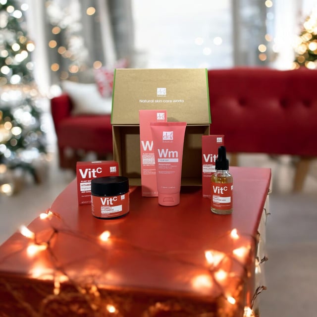 Presentamos el Set de Regalo de Cuidado de la Piel Anti-Envejecimiento con Vitamina C de Dr Botanicals, un regalo perfecto para aquellos que buscan rejuvenecer su piel durante la temporada festiva. Este lujoso set está lleno de ingredientes poderosos como el Fosfato de Ascorbilo Sódico y el Ácido Láctico, diseñados para iluminar tu cutis y reducir la apariencia de líneas finas. La inclusión de extractos naturales, como el Aceite de Semilla de Sandía y el Extracto de Flor de Tiaré, nutre la piel mientras proporciona una experiencia aromática deliciosa, convirtiéndolo en un regalo ideal para los entusiastas del cuidado de la piel.

Este set de regalo no solo mejora tu rutina de cuidado de la piel, sino que también promueve una piel saludable y radiante. Cada producto está cuidadosamente formulado para hidratar, exfoliar y proteger, asegurando que tus seres queridos puedan disfrutar de una experiencia similar a un spa en casa. Perfecto para regalar en las fiestas, el Set de Regalo de Cuidado de la Piel Anti-Envejecimiento con Vitamina C de Dr Botanicals es una elección reflexiva para cualquiera que busque disfrutar del autocuidado y abrazar su belleza esta Navidad.