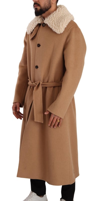 Chaqueta 100% auténtica de Dolce & Gabbana  
Modelo: Abrigo largo  
Color: Beige  
Cierre de botones y cinturón en la cintura  
Dos bolsillos exteriores  
Cuello de shearling  
Detalles del logo  
Hecho en Italia  
Material: 2% Seda 90% Piel de camello 8% Cachemira  
Muy exclusiva y de alta artesanía  
Material: 2% Seda 90% Piel de camello 8% Cachemira