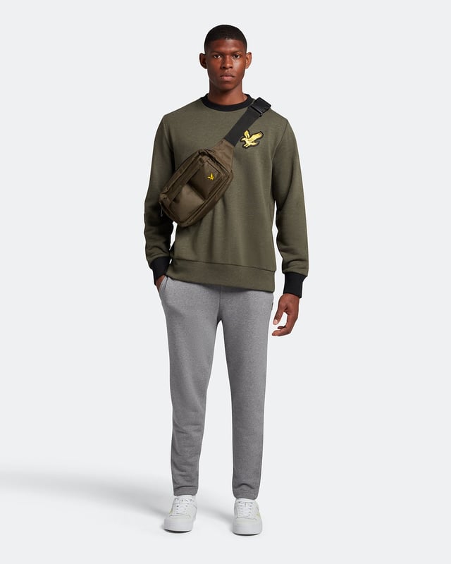 Suéter verde con logo de águila grande de Lyle & Scott. Manténgase cómodo y con estilo con el jersey Lyle & Scott Branded. Este jersey se ajusta a la talla real y presenta el logotipo de la marca Lyle & Scott. ¡Hacer una declaración nunca se vio ni se sintió tan bien! Dobladillo y puños elásticos, jersey de cuello redondo, suéter verde Lyle & Scott. 64% algodón, 36% poliéster, logotipo de la marca en el lado izquierdo del pecho. Ajuste regular, se ajusta a la talla real. Código de estilo: ML1727V W814