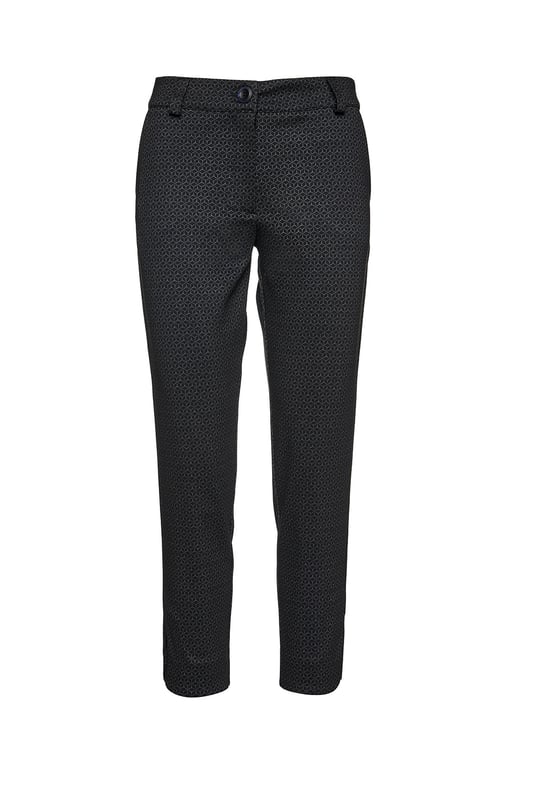Pantalones cortos en tejido estampado Punto di Roma. Cinturilla de 5 cm con trabillas en el mismo tejido. Se abrocha en la parte delantera con un botón de plástico. Bolsillos diagonales en la parte lateral. Abertura redondeada en el dobladillo en el lado exterior.