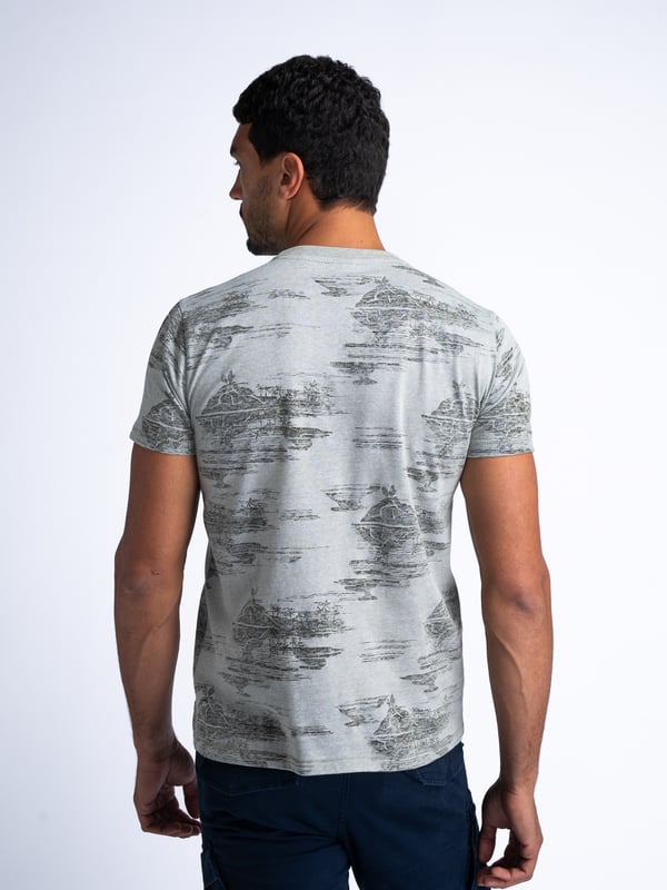 T-Shirt mit Rundhalsausschnitt und kurzen Ärmeln. Dieses T-Shirt hat ein Allover-Muster. Hergestellt aus 100 % Baumwolle. Du schwankst zwischen zwei Größen? Nimm die größere Größe! Kurzarm-T-ShirtRundhalsausschnittAllover-Muster100 % BaumwolleDas Model ist 191 cm groß und trägt Größe L.