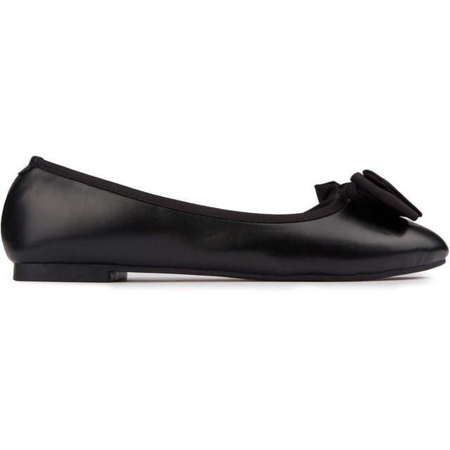Deze prachtige Sabina ballerina van Solesister is een veelzijdige platte pump, die je de hele dag en tot in de avond kunt dragen en complimenteert je smart tot casual looks. Dit tijdloze kledingstuk is gemaakt van een glad bovenwerk in leerlook met een zachte voering, een comfortabel voetbed en een flexibele, slanke buitenzool voor een vleugje elegantie. Een gemakkelijk te dragen klassiek model met een zachte binding aan de bovenlijn. Een opvallende strik voegt detail toe aan het balletontwerp.
