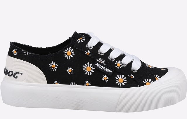 Mejora tu estilo fuera de servicio con la zapatilla Jazzin Daisy de Rocket Dog. La parte superior de algodón negro tiene un aspecto hermoso. diseño de margaritas veraniego y se complementa además con una puntera de goma de estilo vintage. una talonera con la marca y una suela de goma duradera.