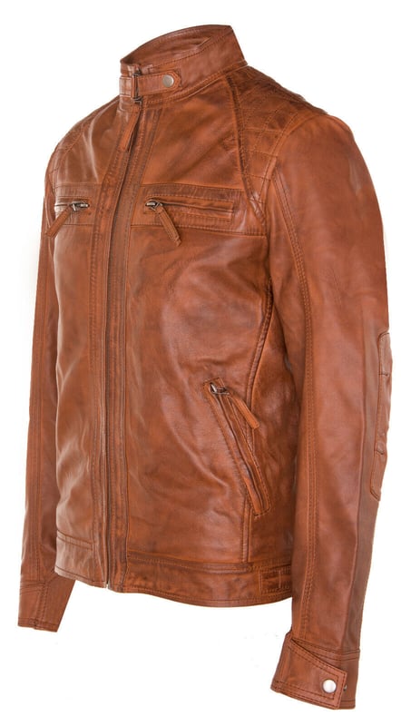 Esta chaqueta, que transmite el espíritu clásico de un motorista, rezuma estilo. Este diseño de corte ajustado, suntuosamente confeccionado en suave piel de napa, presenta una elegante silueta de motorista que aporta una sofisticación elegante. Esta chaqueta presenta hombros y canesú acolchados, una cremallera YKK que se cierra en la parte delantera hasta un cuello corto con solapa e incluye cuatro bolsillos externos para mayor practicidad. Los puños se pueden abotonar y la cintura también se puede ajustar para proporcionar un ajuste más personalizado. Disponible en otros colores.