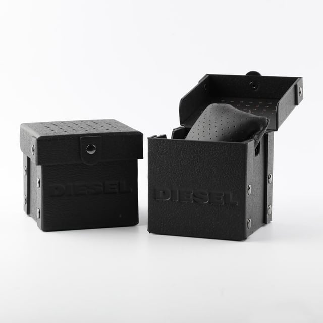 Brand:DieselModel:DZ7395Barcode Number:698615119639Gender:Men'sCase Size:57mmCase Colour:Case Colour: BlackCase Material:Case Material: Stainless SteelDial Colour:Dial Colour: Black Ombre (Four Time Zone)Band Material:Band Material: Stainless SteelBand Colour:Band Colour: Black PVDMovement:QuartzChronograph:NoWater Resistance:3 ATM
