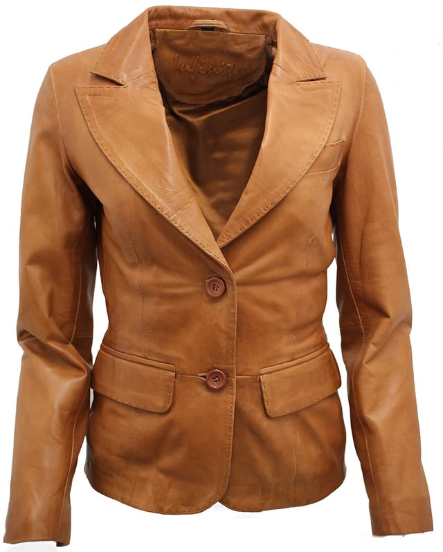 Erweitern Sie Ihren Stil mit unserem schicken und edlen Damen-Lederblazer, einem vielseitigen Stück, das Ihrem Outfit mühelos Flair verleiht und sowohl für legere als auch für elegante Anlässe geeignet ist. Dieser Blazer ist aus 100 % hochwertigem, ultraweichem Nappaleder gefertigt und bietet ein luxuriöses und bequemes Tragegefühl. Das zeichnet ihn aus:  
 Traditioneller Look mit einem Twist: Der Blazer verfügt über einen einreihigen Block mit zwei Knöpfen ein zeitloses und traditionelles Erscheinungsbild, während das abgerundete Revers einen stilvollen und modernen Touch verleiht. 
 Viel Stauraum: Zwei Pattentaschen an der Taille sorgen dafür Leicht zugänglicher Stauraum für das Nötigste, und eine offene Brusttasche unterstreicht nicht nur den klassischen Look, sondern dient auch als funktionelles Fach. 
 Premium-Farbvarianten: Erhältlich in drei Premium-Farbvarianten, können Sie diejenige wählen, die zu Ihrem Stil passt und Ihrer Garderobe Eleganz verleiht. 
 Hochwertige Verarbeitung: Hergestellt aus Dieser Blazer aus 100 % hochwertigem, ultraweichem Nappaleder vereint Stil und Komfort und sorgt dafür, dass Sie gut aussehen und sich gut fühlen. 
 Vielseitige Kleidung: Egal, ob Sie sich für einen besonderen Anlass schick kleiden oder Ihrem Alltagsoutfit einen Hauch von Eleganz verleihen, dieser Blazer ist eine vielseitige und modische Wahl.  Der Damen-Lederblazer ist ein Ein Muss für alle, die hochwertige Handwerkskunst und zeitlosen Stil in ihrer Kleidung schätzen.