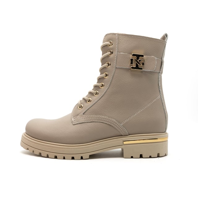 Color: Beige 412 Corte: Piel Interior: Piel Suela: Goma Cierre: Cremallera y cordones Detalles Logo de la marca dorado y acabado en el talón Ajuste: Regular Ocasión: Tiempo libre