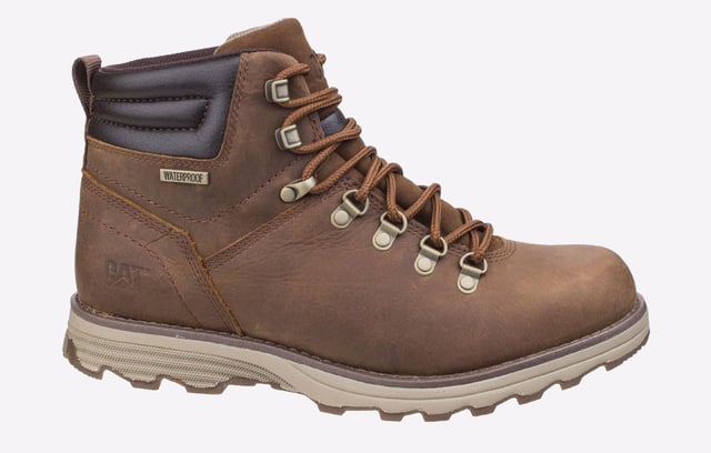 Botas de trabajo Caterpillar Sire de cuero marrón resistente al agua para hombre Las botas impermeables Caterpillar Sire están diseñadas para brindar durabilidad, comodidad y estilo, lo que las convierte en la opción perfecta para condiciones climáticas adversas. Fabricadas con cuero impermeable de plena flor o nobuk y construcción sellada, mantienen los pies secos en todas las condiciones. La plantilla y la entresuela EASE brindan una amortiguación ligera, mientras que la suela de goma ofrece una tracción superior en terrenos difíciles. Diseñadas tanto para el rendimiento como para el uso diario, estas botas combinan funcionalidad y estilo a la perfección. Características principales: Cuero de plena flor/nobuk impermeable: protege contra la humedad. Plantilla y entresuela EASE: amortiguación ligera para una comodidad durante todo el día. Forro de malla de microfibra y nailon: mejora la transpirabilidad y la durabilidad. Suela de goma duradera: proporciona un excelente agarre en todas las superficies. Construcción de cemento: garantiza flexibilidad y un uso duradero. Diseño clásico y resistente: ideal para el trabajo, el senderismo y el uso diario.