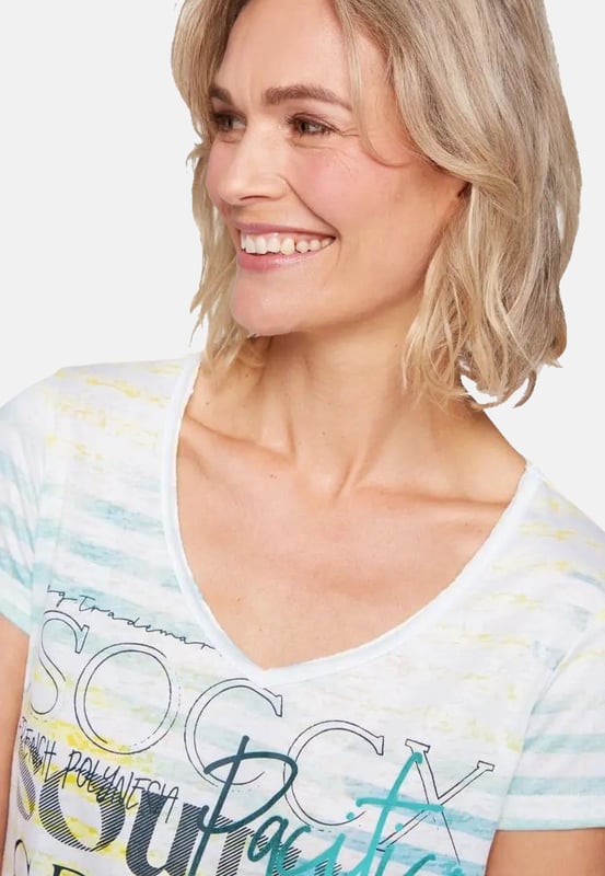 Het burnout T-shirt in een coole used look is een SOCCX-klassieker. Met een V-hals, kleurrijke strepen en een Pacific Pearls print op de voorkant van vloeiend materiaal. Een T-shirt dat je dat vakantiegevoel geeft.