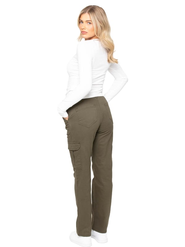 Los jeans cargo elásticos de mezclilla para mujer de Enzo cuentan con un diseño de pierna recta y ajuste regular. Tienen 2 bolsillos frontales diagonales, 2 bolsillos cargo laterales con cierre de velcro y 2 bolsillos traseros para mayor comodidad. Los jeans tienen cierre de cremallera y son perfectos tanto para uso casual como para ropa de trabajo.