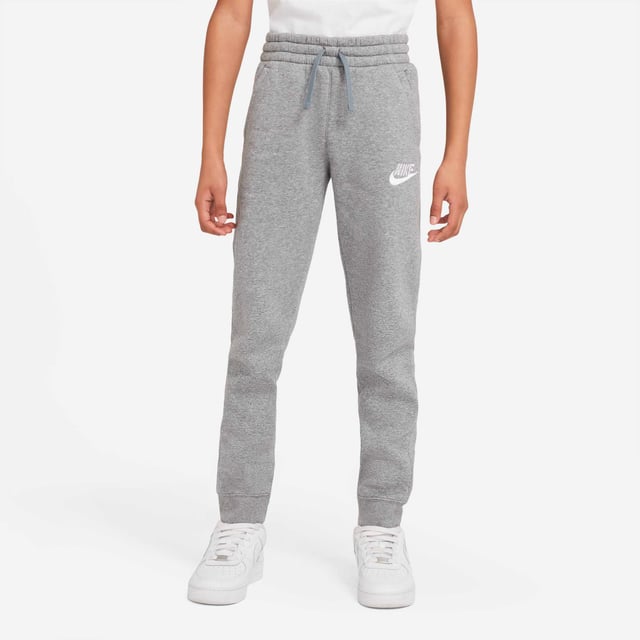Color: Gris Cintura: Regular Detalles: Logo Nike en el lateral Cierre: Cordones Largo: Regular Ajuste: Slim Uso: Deportes y tiempo libre