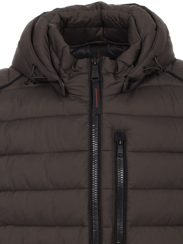 Diese Steppjacke von Casamoda ist eine elegante und praktische Jacke für die kühleren Tage. Sie ist aus hochwertigen Materialien gefertigt und hat eine antiallergische Sorona-Füllung, die für eine optimale Wärmeisolierung sorgt. Die Jacke ist wasser- und windabweisend und schützt Sie vor den Elementen. Zum Schließen hat die Jacke einen durchgehenden Reißverschluss und einen Stehkragen. Die Jacke hat mehrere Taschen, in denen Sie Ihre Wertsachen sicher verstauen können. Sie hat seitliche Reißverschlusstaschen, eine Brusttasche mit Reißverschluss und zwei Innentaschen. Für einen guten Sitz sorgen die enganliegenden Bündchen an den Ärmeln. Die Jacke hat einen Regular Fit, der für eine bequeme Passform sorgt. Die Jacke hat auch eine abnehmbare Kapuze, die Sie mit Druckknöpfen anbringen oder abnehmen können. Die Kapuze ist ein praktisches Detail, das Ihnen mehr Flexibilität bietet. In verschiedenen Farben und Größen erhältlich, lässt sie sich vielseitig kombinieren. Diese Steppjacke von Casamoda ist eine elegante und praktische Jacke für jeden Mann.