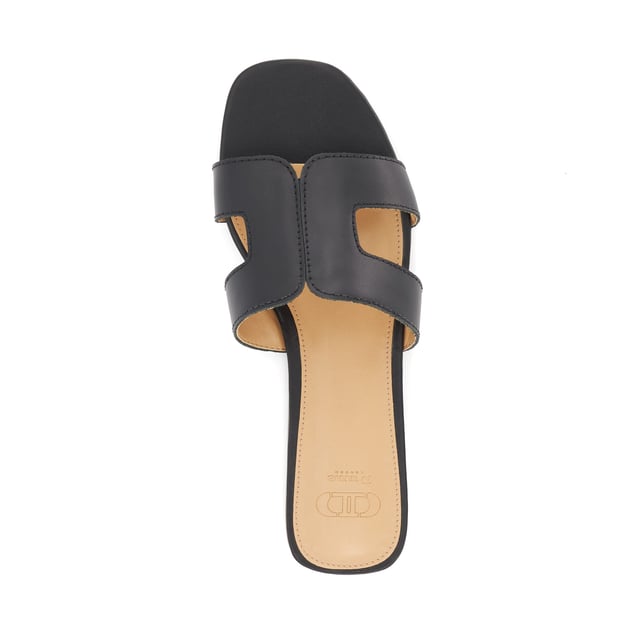 Update warm-weather edits with Loopey. This square-toed silhouette boasts cut-out detailing that is enhanced with visible stitching. The perfect pairing for casual and semi-formal dressing alike.