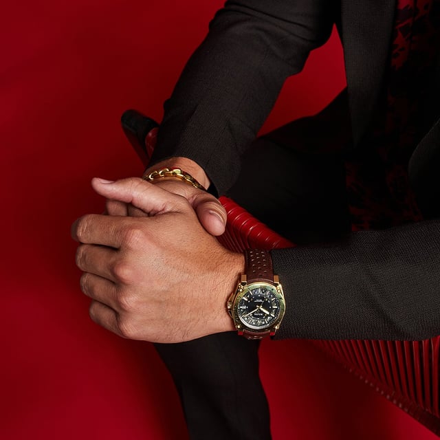 This Bulova Precisionist Icon Analogue Watch for Men is the perfect timepiece to wear or to gift. It's Gold 40 mm Round case combined with the comfortable Brown Leather watch band will ensure you enjoy this stunning timepiece without any compromise. Operated by a high quality Quartz movement and water resistant to 10 bars, your watch will keep ticking. This high quality watch is an incredible eye-catching Men's watch This Analogue watch has a calendar function: Date , Luminous Hands and Luminous Numbers This high quality watch is an incredible eye-catching Women watch The Analogue watch has a Swiss Made movement Case diameter: 40 mm,case thickness: 13 mm, case colour: Gold and dial colour: Black