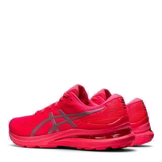 Asics GEL-Kayano 28 Lite-Show Zapatillas de Correr para Hombre - Ilumina tu carrera con las Zapatillas de Correr GEL-Kayano 28 Lite Show de Asics. Estos corredores neutros se benefician de estar confeccionados con espuma FF Blast y tecnología GEL, lo que ofrece una excelente amortiguación, respuesta y absorción de impactos. La parte superior de malla técnica mejora la transpirabilidad para mantener tus pies frescos y cómodos, mientras que la suela AHARPLUS proporciona tracción duradera y la tecnología Dynamic Duomax ayuda a reducir la pronación. Las Gel Kayano 28 también cuentan con la tecnología 3D Space Construction que mejora la compresión al impacto del pie, mientras que la plantilla OrthoLite X-55 proporciona aún más comodidad directamente en la planta del pie y la tecnología TRUSSTIC ayuda a mejorar la estabilidad. La versión Lite-Show ofrece detalles reflectantes en toda la zapatilla y se completa con cierre de cordones, un collarín acolchado para el tobillo y un diseño de color audaz con la clásica marca Asics en el lateral. Parte superior sintética y textil con forro sintético y suela sintética.