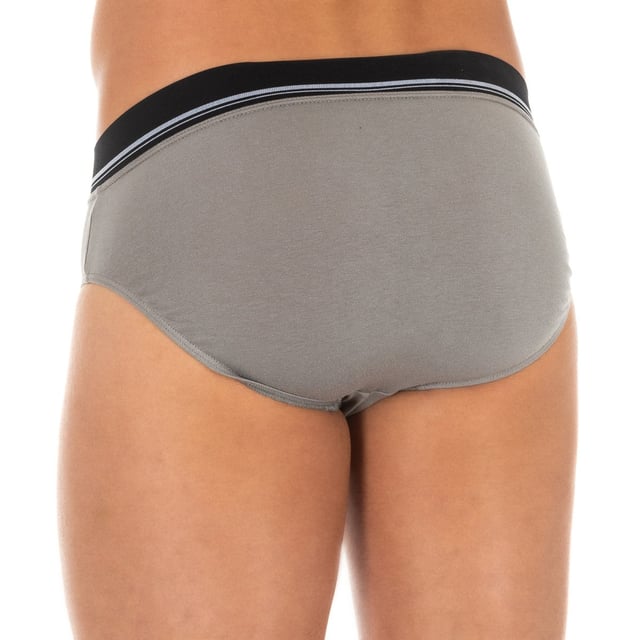 Slip Abanderado.
Color Gris piedra
Cinturilla de goma elástica, con nombre de la marca en lateral.
Tejido transpirable.
Frontal anatómico, con capacidad de sujetar sin apretar.
Costuras vistas a tono.

Composición:  96% Algodón, 4% Elastano

 Lavara a mano a temperatura máx. 40º.
- No utilizar lejía.
- No permite el uso de secadora.
- Planchar a temperatura máx. 130º.
- No lavar en seco.