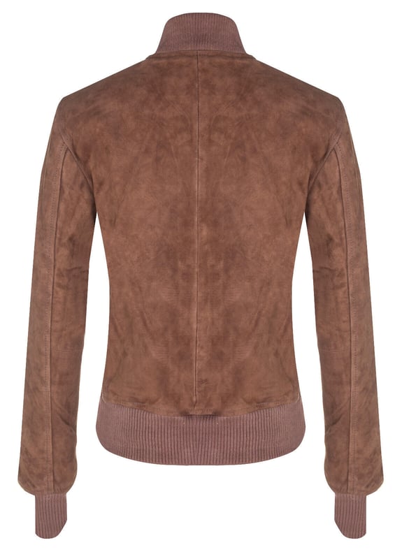 Presentamos nuestra chaqueta universitaria MA-1 de piel de ante de cabra para mujer, una combinación perfecta de estilo deportivo y sofisticado. Fabricada con piel de ante de cabra suave y flexible, esta chaqueta ofrece una textura lujosa y aterciopelada que la distingue. Esto es lo que la convierte en una pieza destacada en tu armario: Piel de ante de cabra flexible: la construcción de piel de ante de cabra suave y flexible proporciona una sensación lujosa y cómoda, lo que la convierte en una excelente opción tanto para el estilo como para la comodidad. Bolsillos funcionales en la cintura: dos bolsillos exteriores en la cintura ofrecen opciones de almacenamiento convenientes para tus elementos esenciales, combinando funcionalidad con moda. Detalles de punto acanalado: el cuello, los puños y el dobladillo de punto acanalado le dan a la chaqueta un aspecto clásico de chaqueta universitaria al tiempo que garantizan una mayor comodidad y un ajuste ceñido. Opciones de color de moda: disponible en dos colores de moda, esta chaqueta permite opciones de estilo versátiles, lo que la hace adecuada para varios atuendos y ocasiones. Cremalleras YKK duraderas: las cremalleras YKK utilizadas en la chaqueta garantizan durabilidad y funcionalidad suave, lo que se suma a la calidad general y la longevidad de la prenda. La chaqueta universitaria MA-1 de cuero de gamuza de cabra para mujer combina sin esfuerzo estilo, comodidad y atractivo atemporal, lo que la convierte en una pieza destacada que complementa su sentido único de la moda y agrega un toque de lujo a su colección.