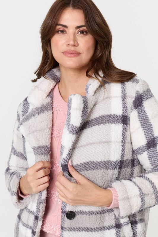 Cosy up this season in this relaxed teddy jacket. It has a boxy fit with a thigh length hem, buttons and a wide lapel collar. It even has pockets that will keep your hands warm on a chilly day. Throw it on over any look - formal, professional and casual outfits will all look sleek with this jacket.